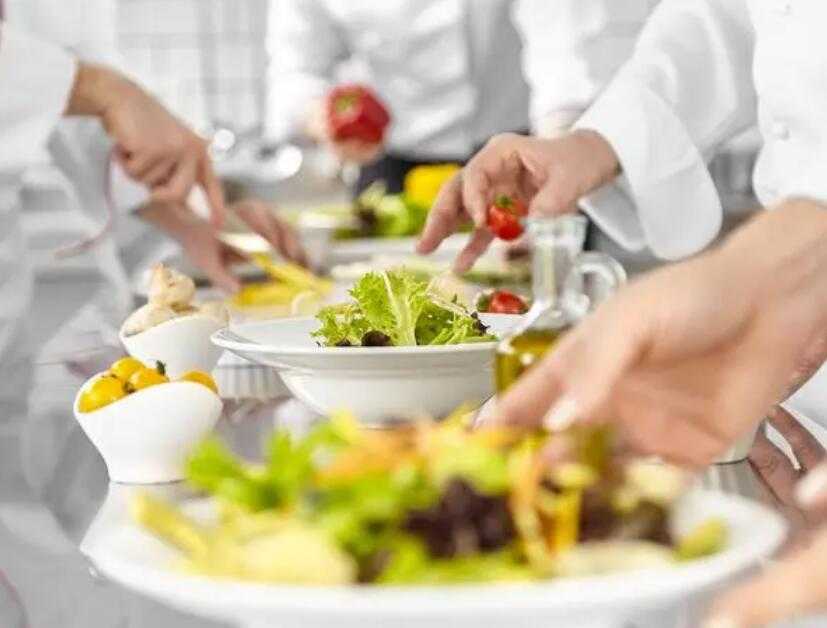 預(yù)制菜包裝機(jī)：提高效率、保持新鮮度的利器