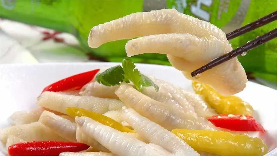 泡椒鳳爪塑料保鮮盒包裝機(jī)：鎖住美味，保鮮每一刻