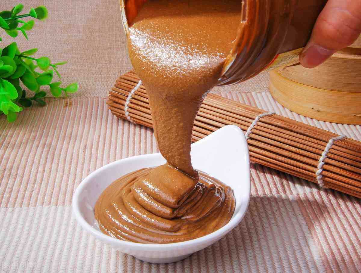 引領(lǐng)食品包裝新紀(jì)元：芝麻花生醬自立袋灌裝旋蓋機(jī)——自動(dòng)化、高效能、衛(wèi)生安全的全面解決方案