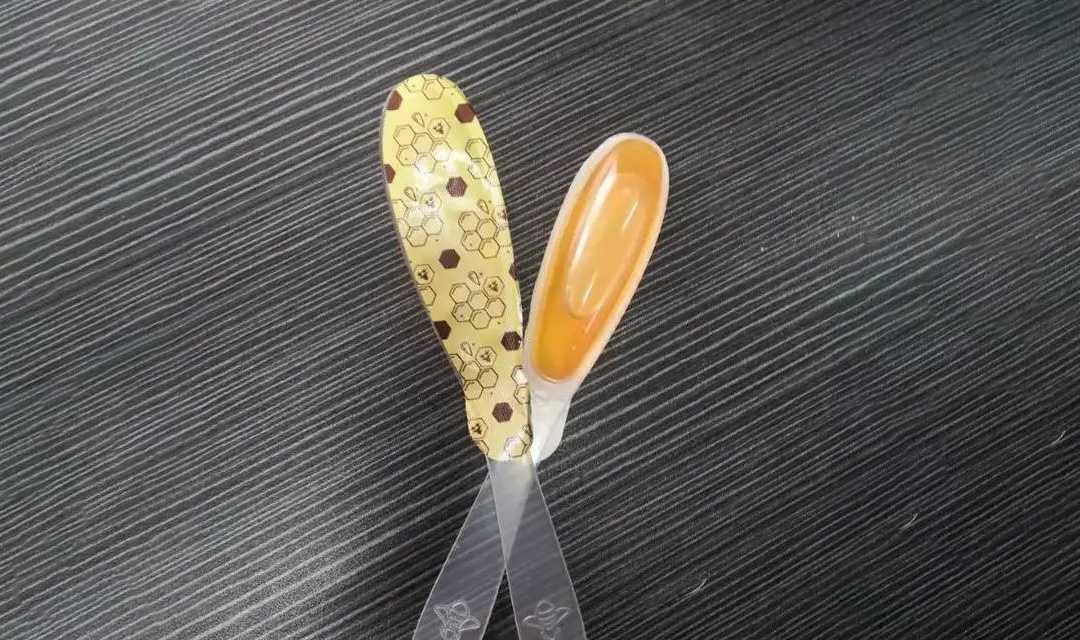 全自動(dòng)化高效作業(yè) 呂工機(jī)械勺子蜂蜜灌裝封口機(jī) 精準(zhǔn)灌裝·密封無憂