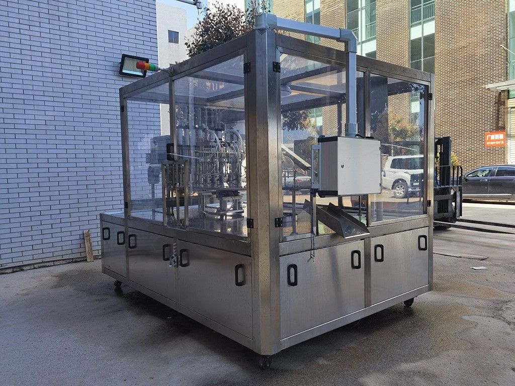 LG-620 斜嘴袋灌裝旋蓋機（?。?jpg